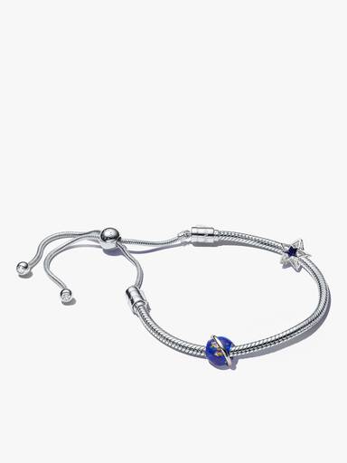 Brazalete con charms de estrellas y planetas