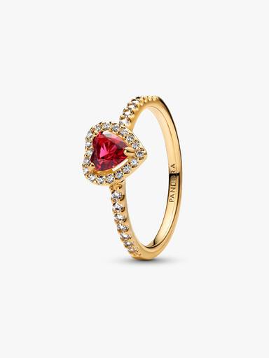 Anillo con forma de corazón bañado en oro de 14k con un corazón rojo y circonitas transparentes