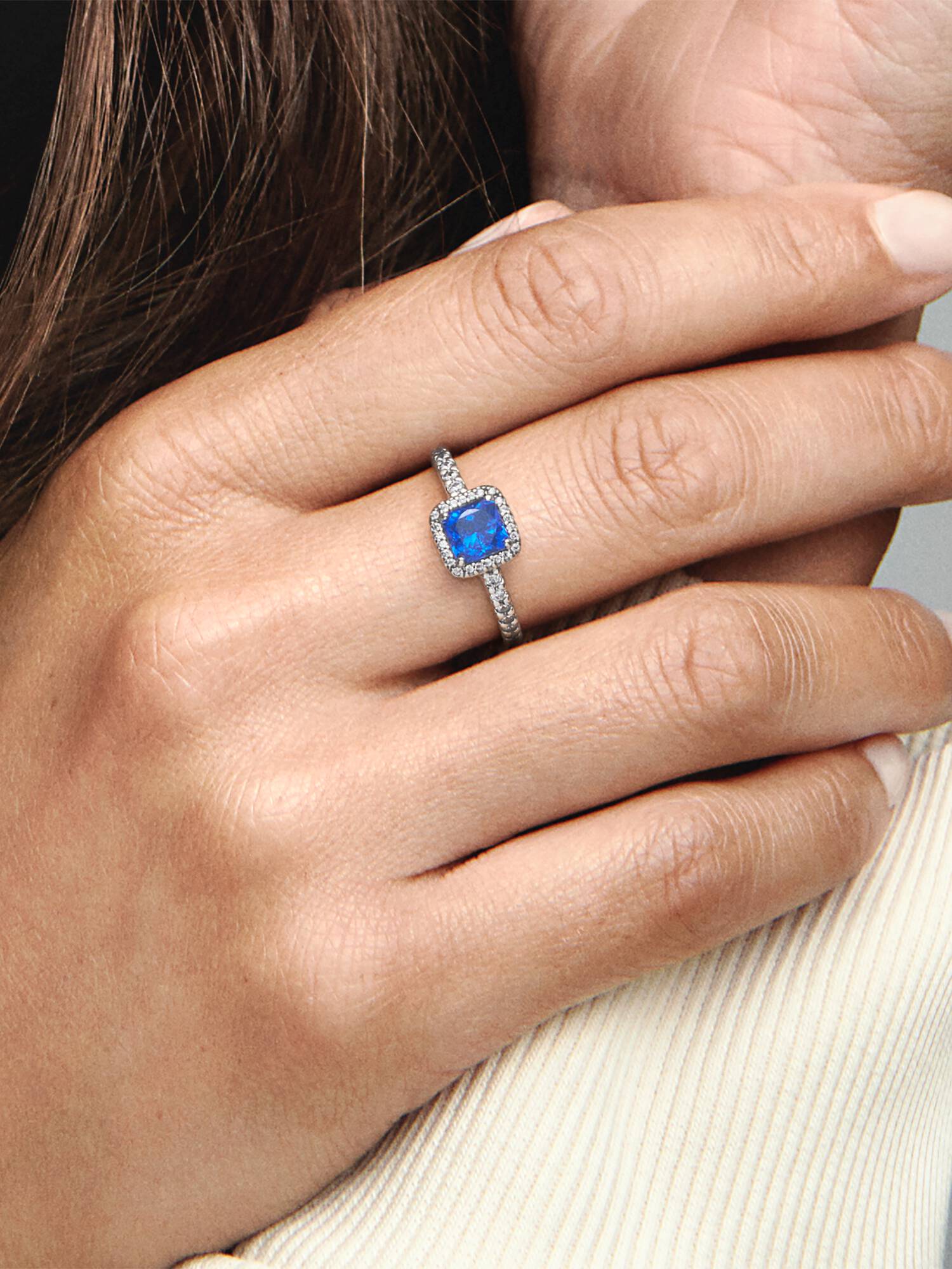 Anillo cuadrado azul con halo brillante