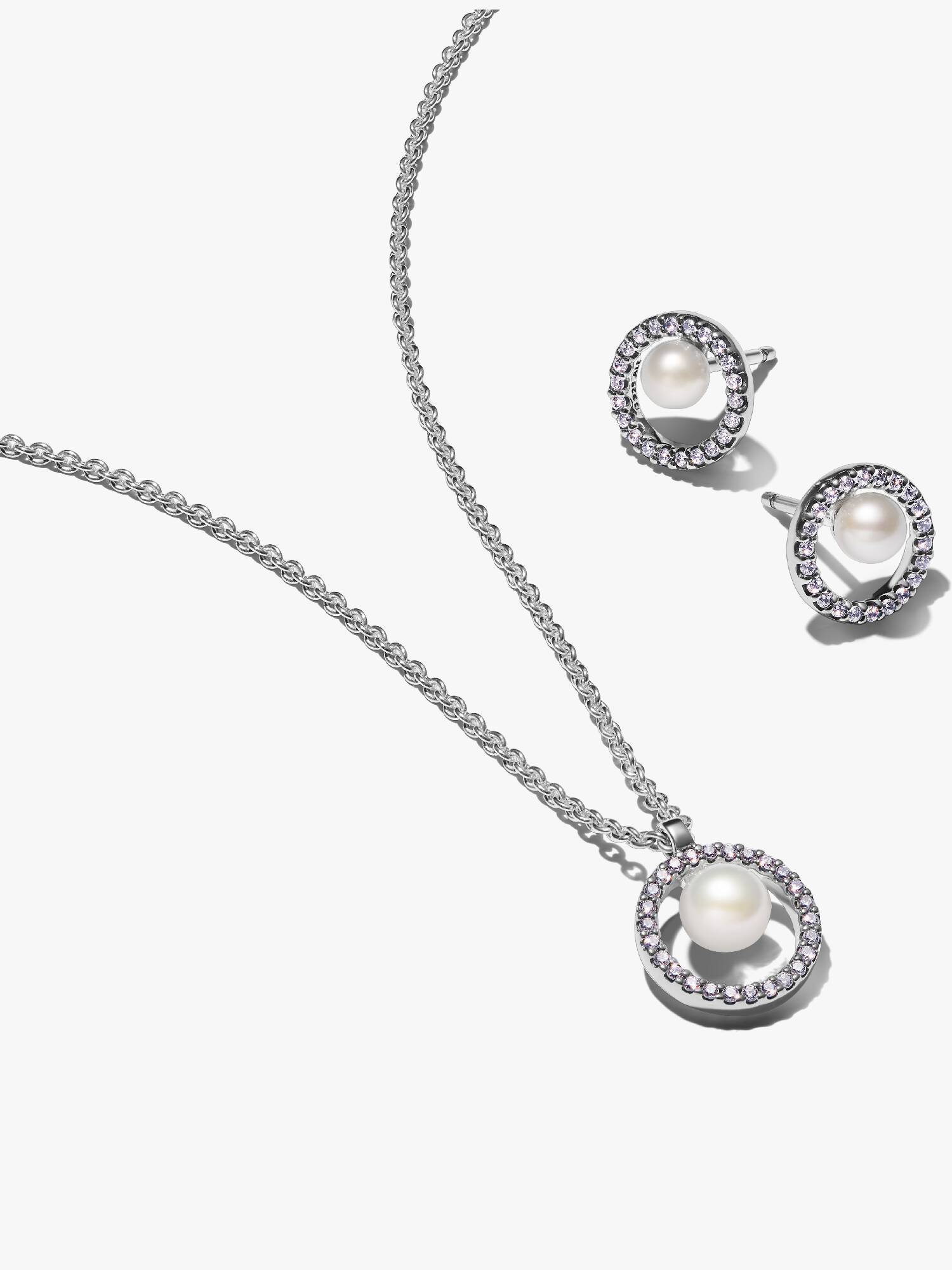 Set de joyas con perlas cultivadas en agua dulce tratadas y pavé
