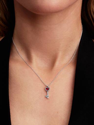 Collar collier con llave con corazón elevado