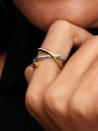 Anillo doble de dos tonos con forma orgánica