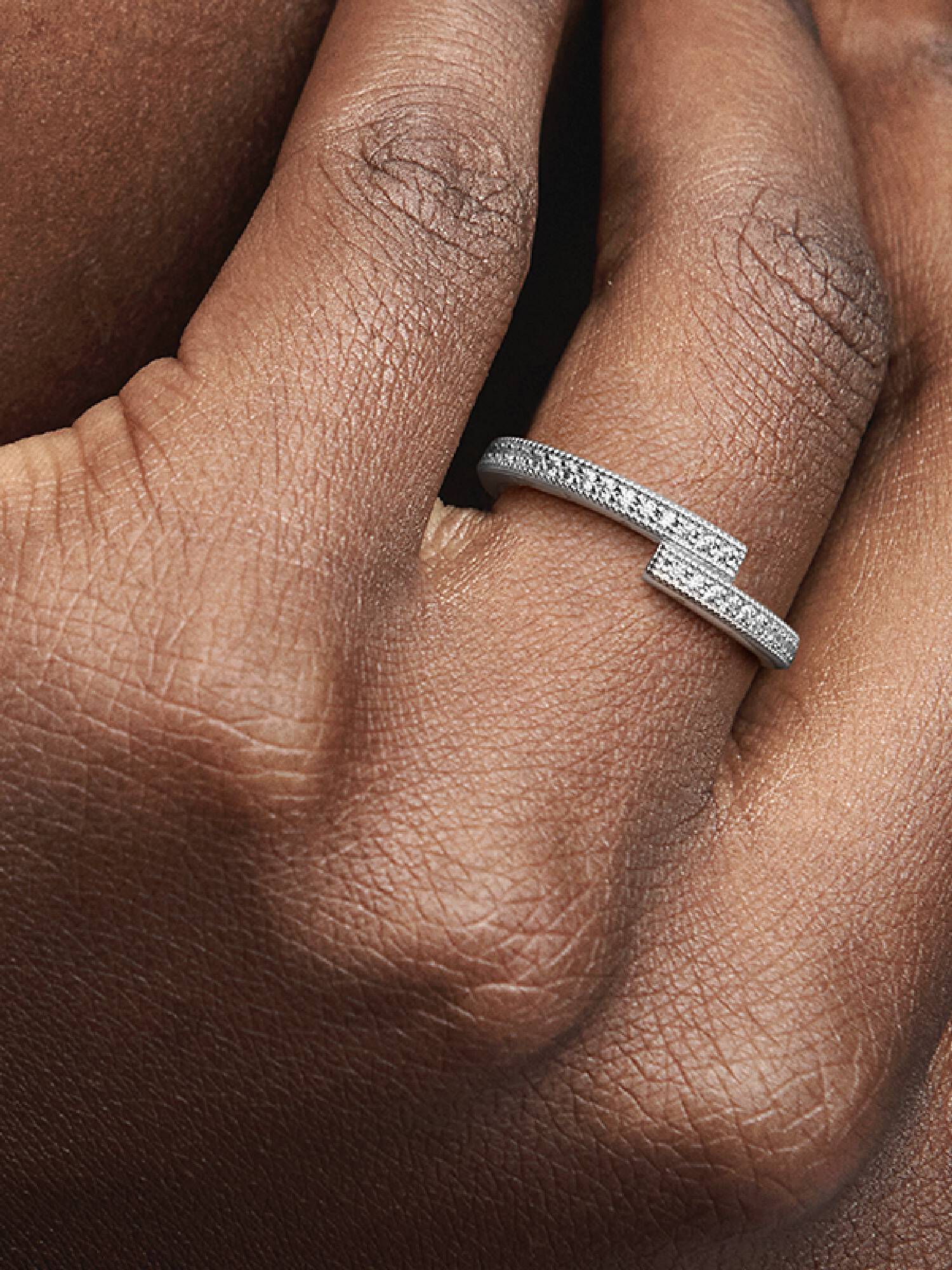 Anillo sobrepuesto reluciente
