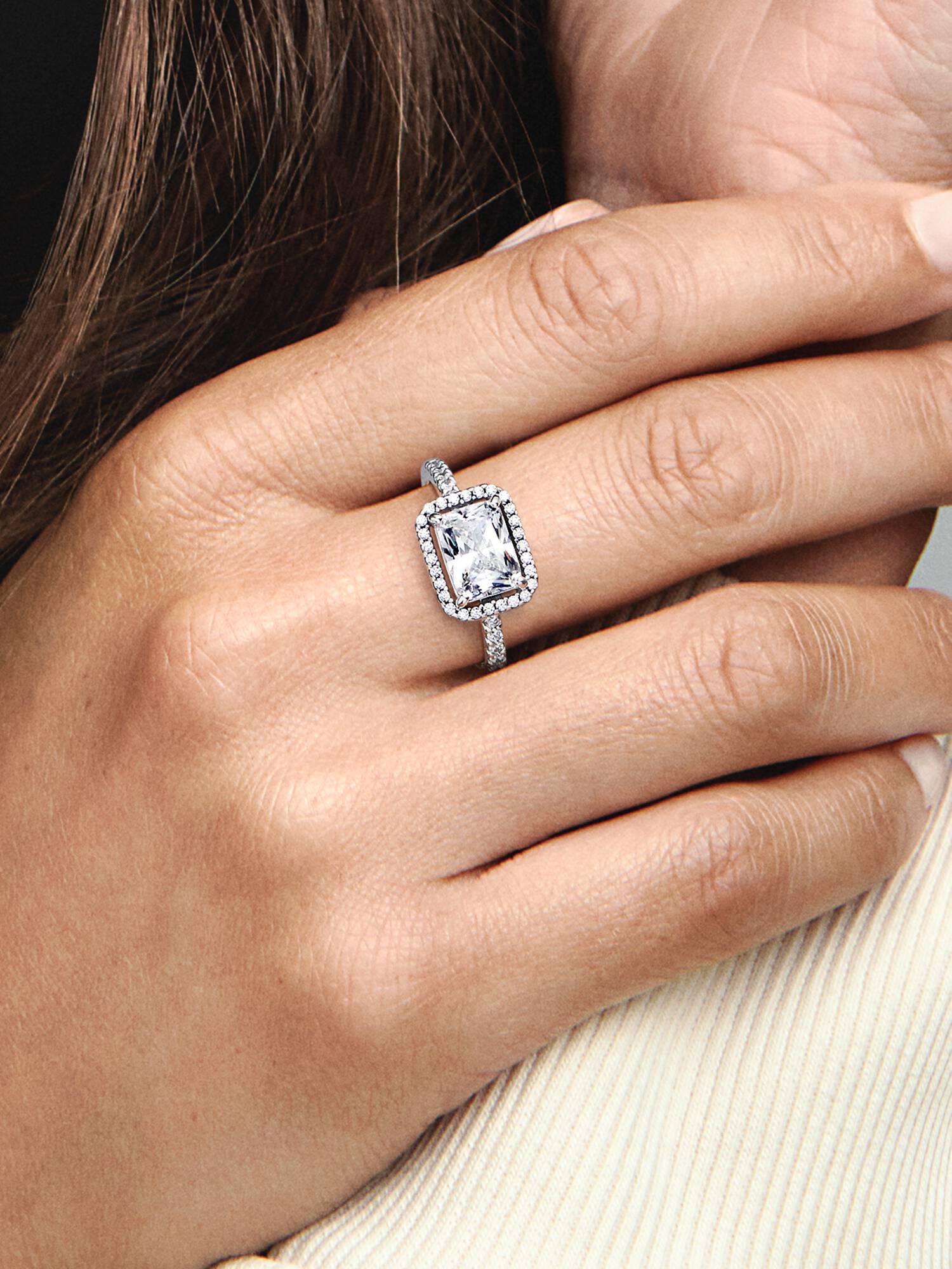 Anillo Halo rectangular reluciente