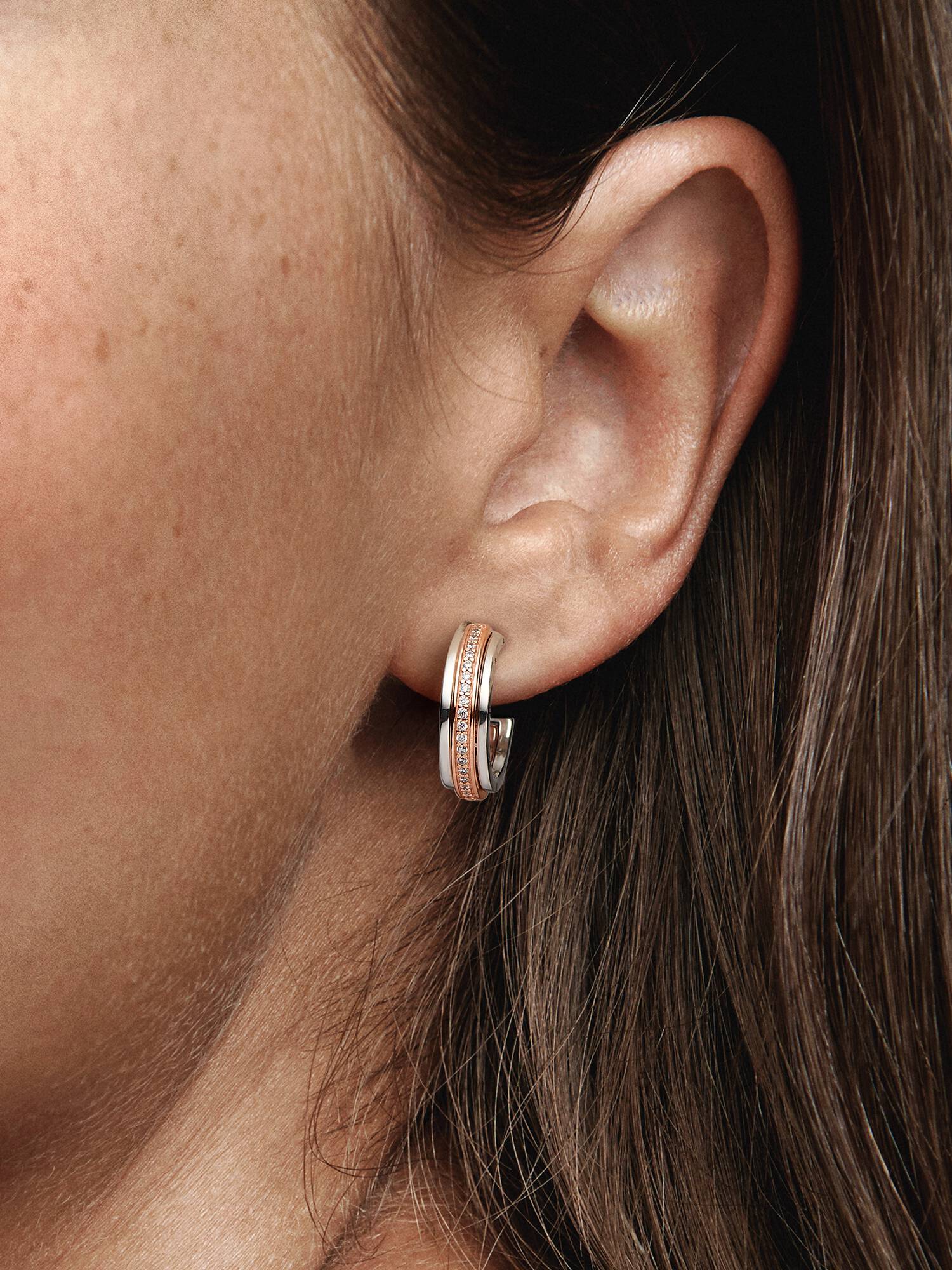 Aretes de aro de dos tonos con logo y pavé de Pandora Signature