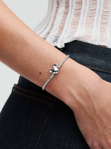 Brazalete Pandora Moments Cadena de Serpiente con Broche Mickey Mouse de Disney