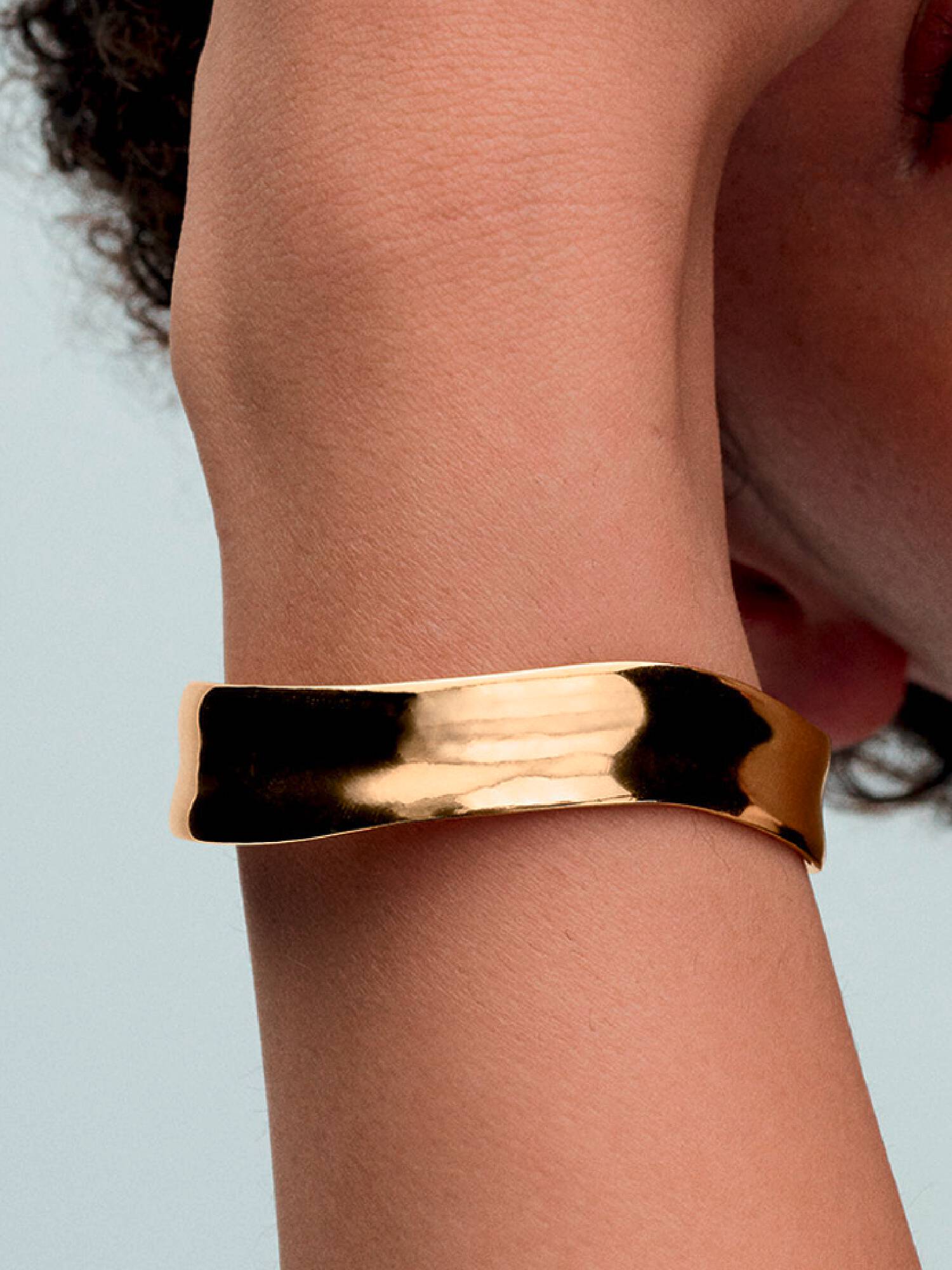 Brazalete rígido abierto ancho con forma orgánica