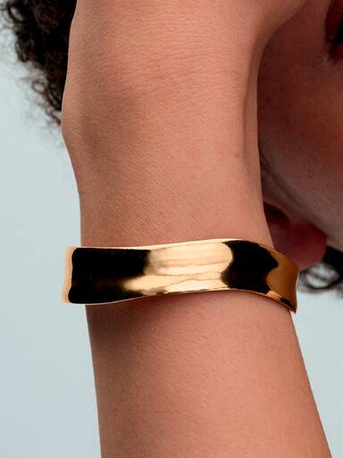 Brazalete rígido abierto ancho con forma orgánica