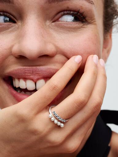 Anillo Abierto Perlas Cultivadas de Agua Dulce Tratadas y Pavé