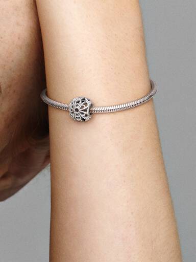 Charm Flor calada con cuentas