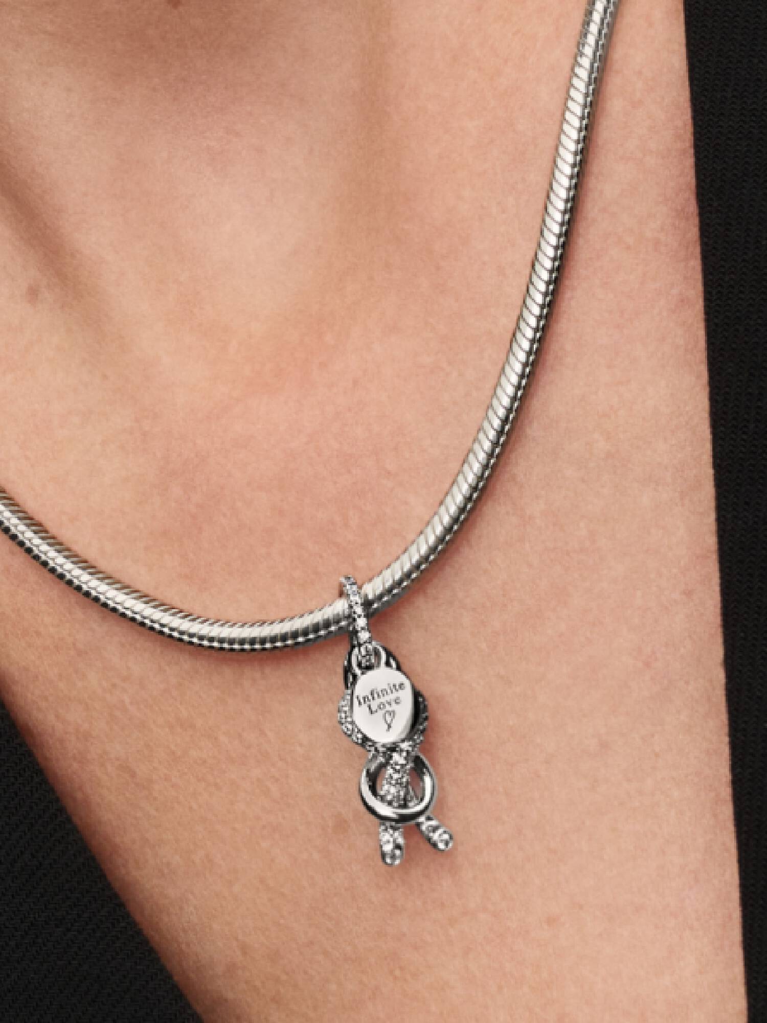 Charm Colgante Nudo Infinito y Pavé