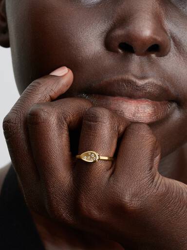 Anillo Sello Ovalado Mediano Engastado con Piedras