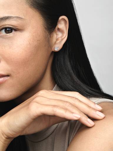Aretes de botón cuadrados con halo brillante