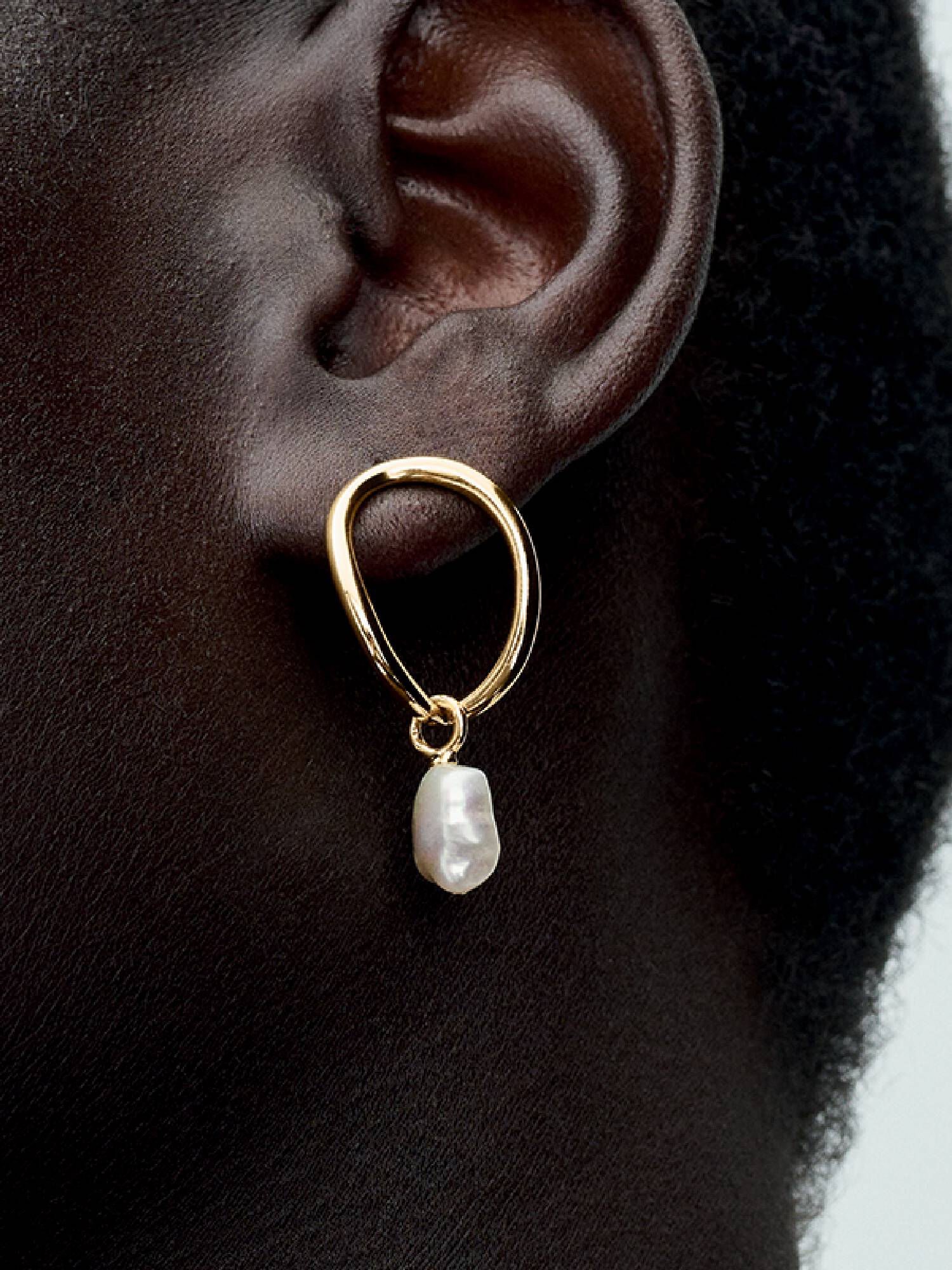 Aretes Círculo con forma orgánica y perlas barrocas cultivadas de agua dulce tratada