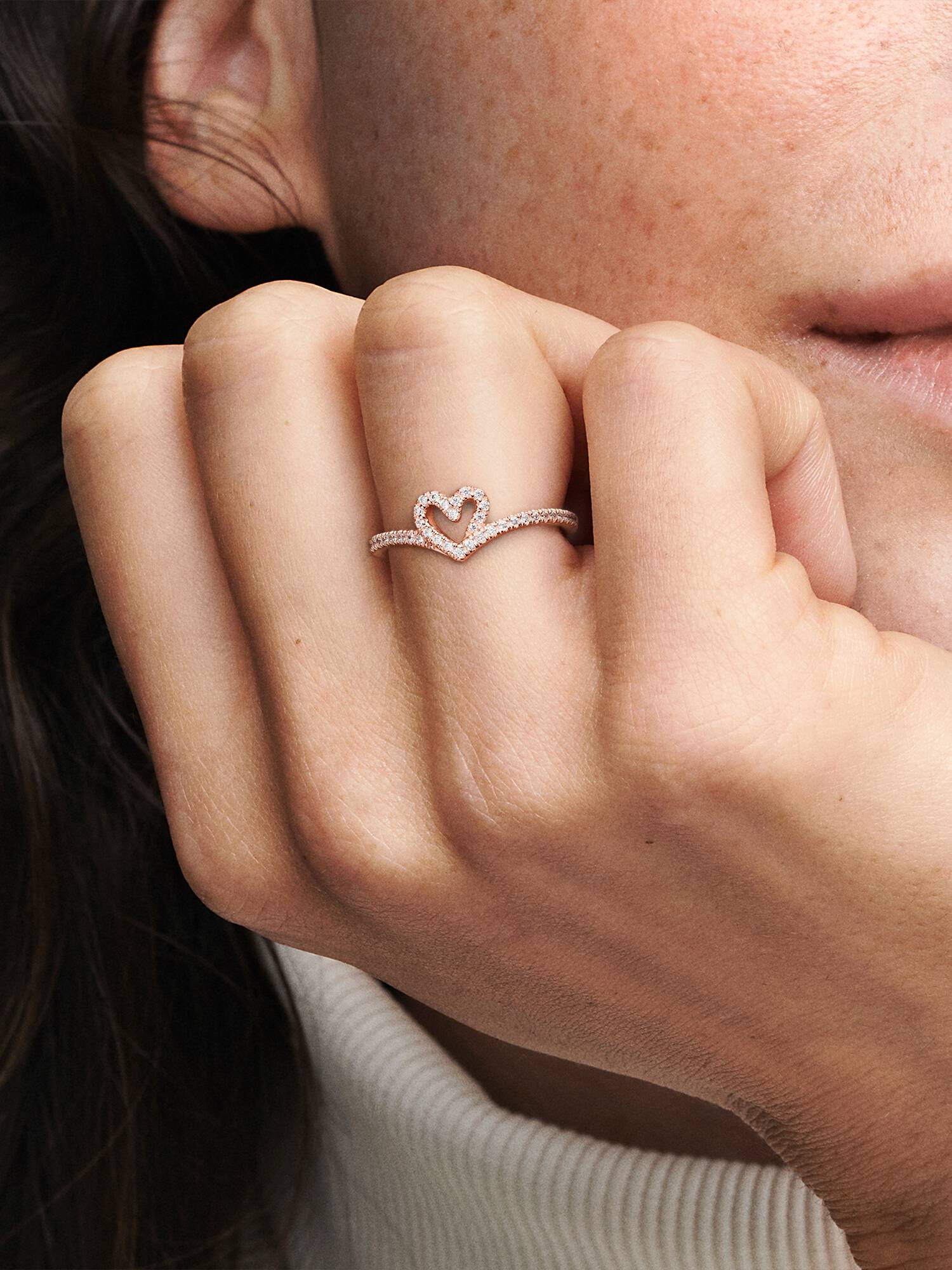 Anillo Hueso de los deseos con corazón reluciente