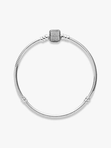 Brazalete Pandora Moments cadena de serpiente con broche de pavé centelleante