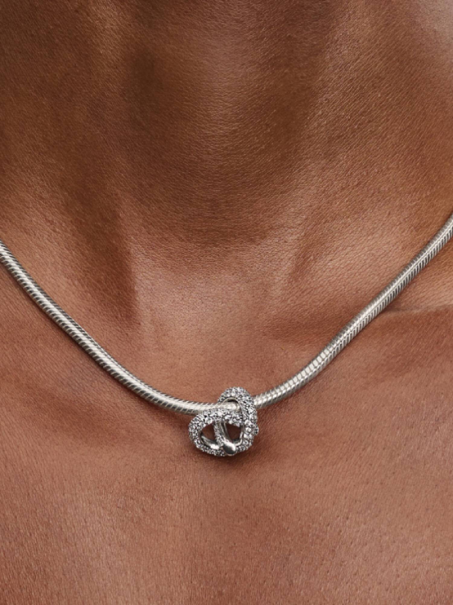 Charm Corazón Nudo Infinito y Pavé