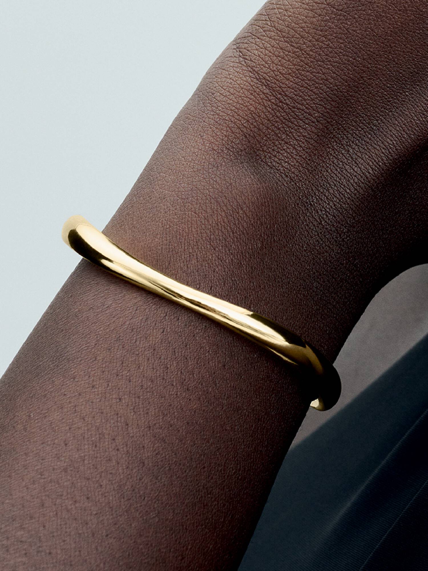 Brazalete rígido abierto de forma orgánica