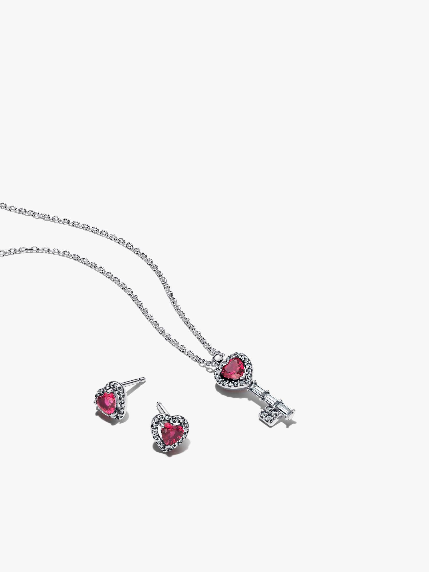 Conjunto de collar y pendientes con llave de corazón elevada