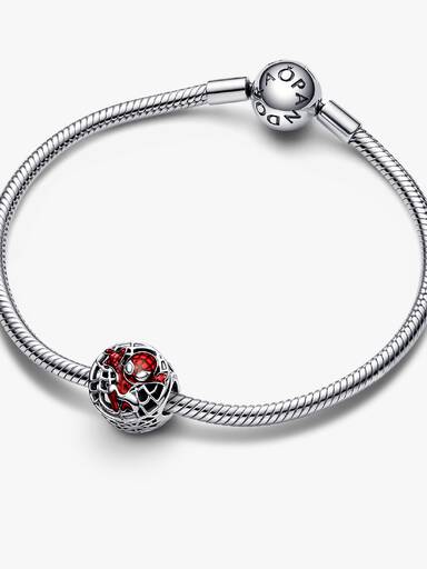 Charm Spiderman de Marvel elevándose por la ciudad