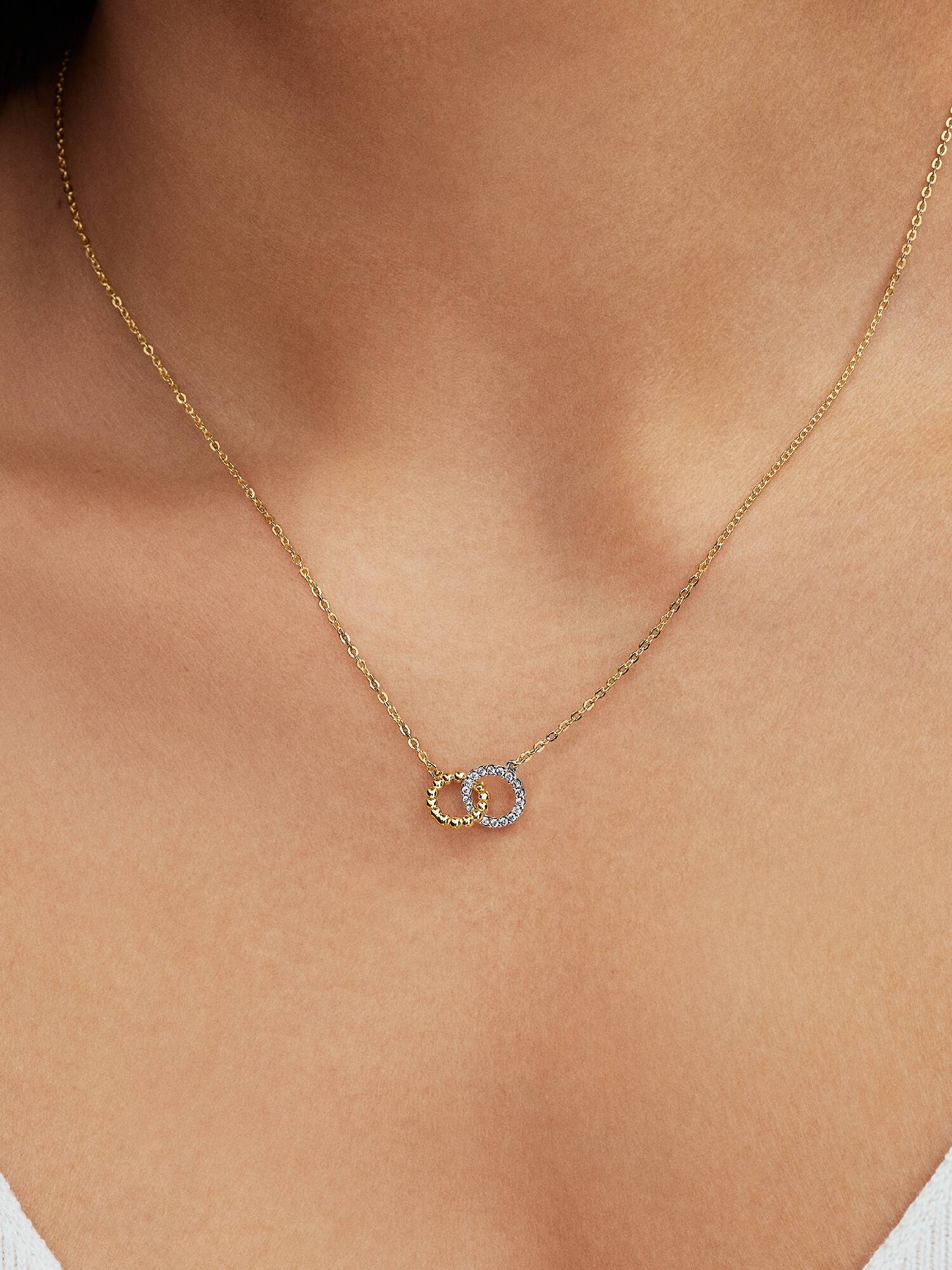 Collar Círculos Entrelazados de Cuentas y Pavé