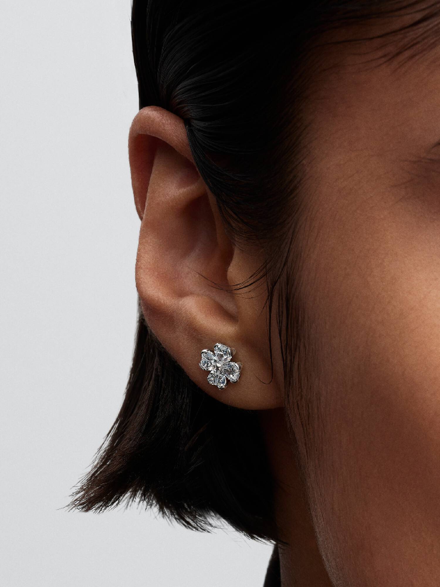 Aretes de botón trébol de la suerte reluciente