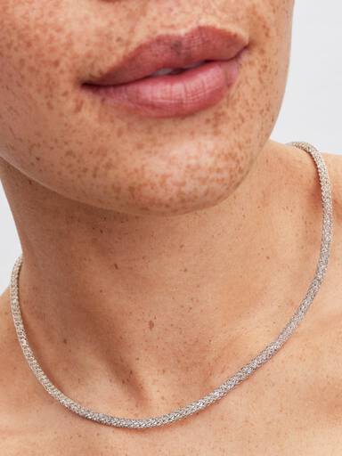 Collar de Malla Brillante con Broche de Corazón