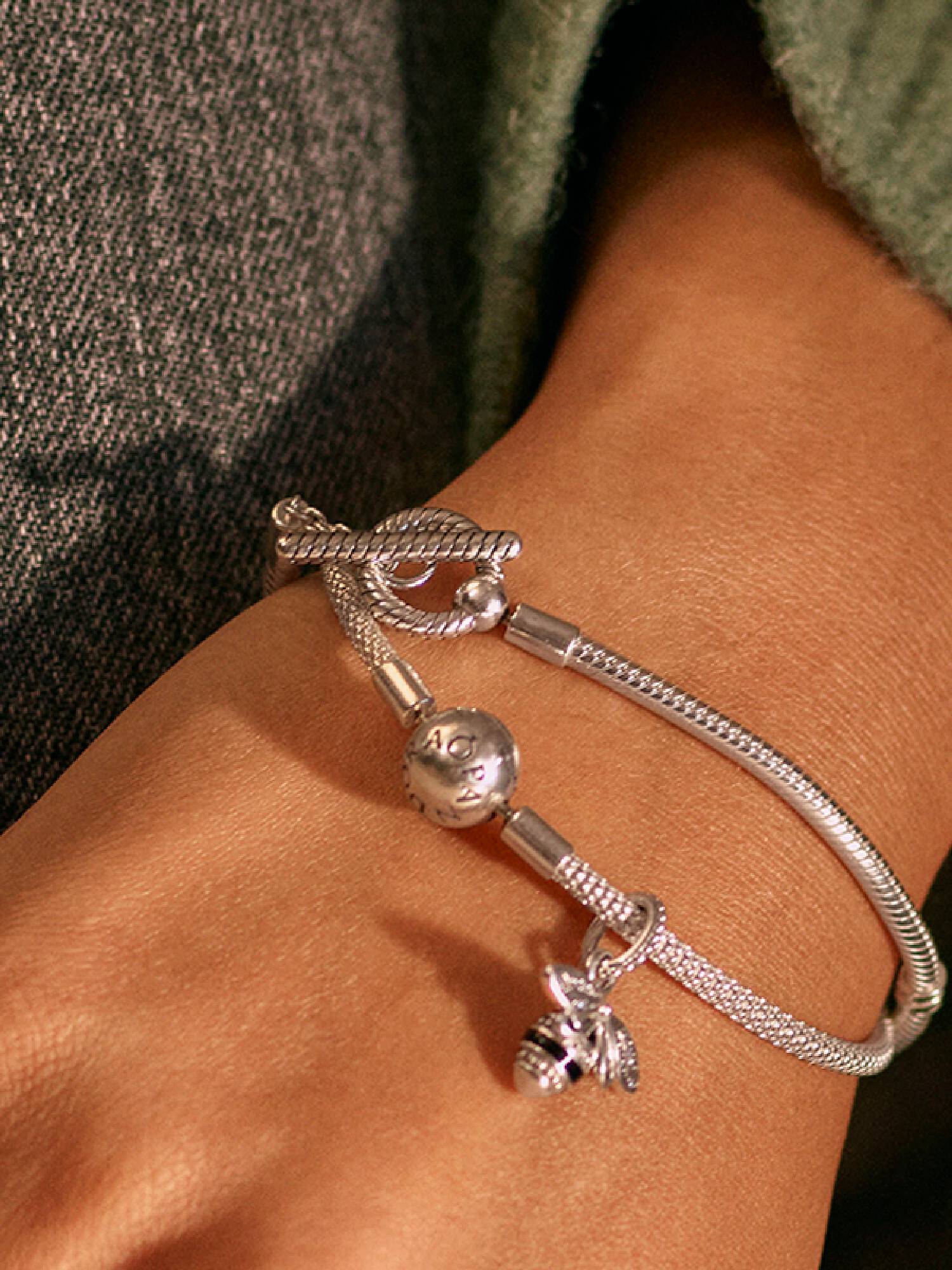 Brazalete cadena de serpiente con barra T Pandora Moments