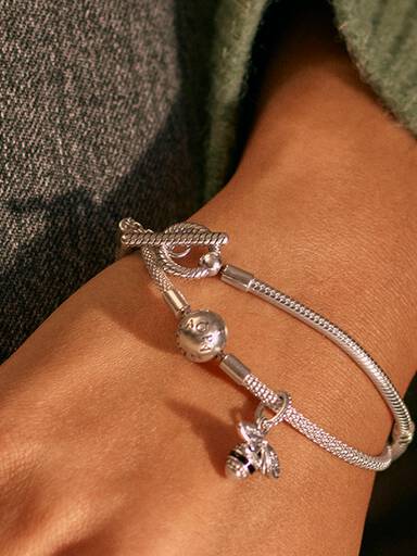 Brazalete cadena de serpiente con barra T Pandora Moments
