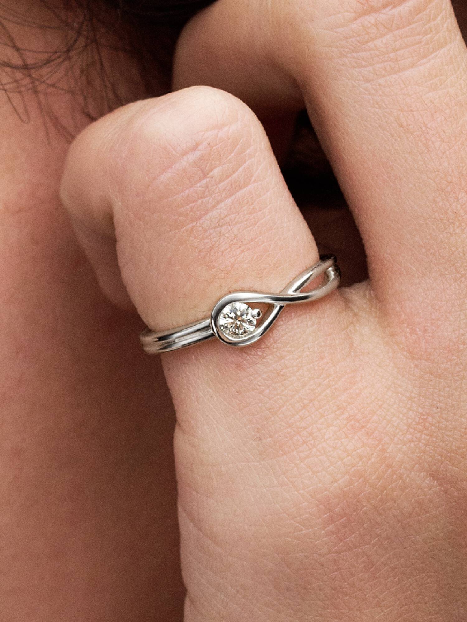 Sterling silver ring with 0.15 ct TW G-J VS+ round brilliant excellent cut lab-grown diamond