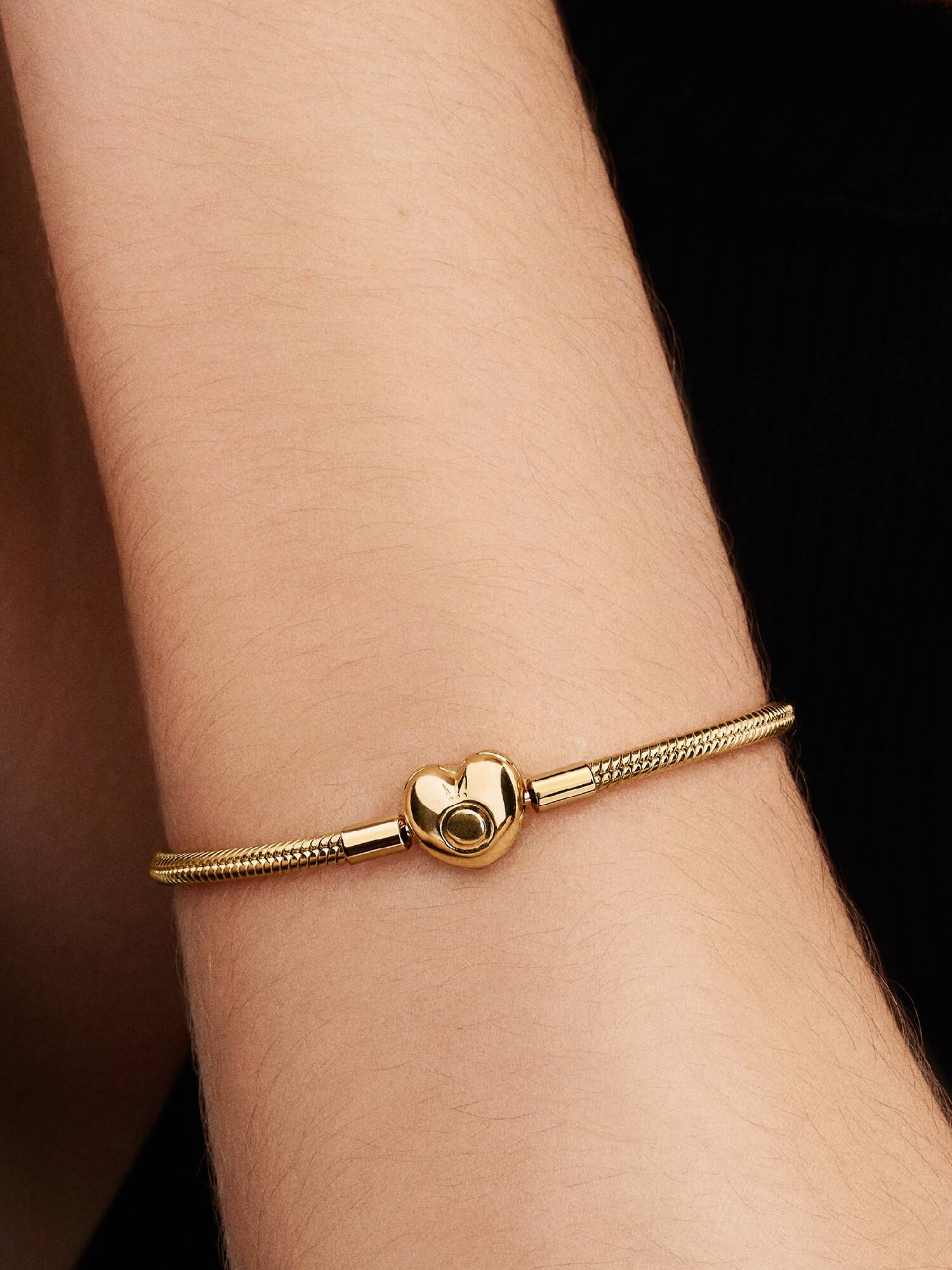 Brazalete Pandora Moments cadena de serpiente con broche de corazón