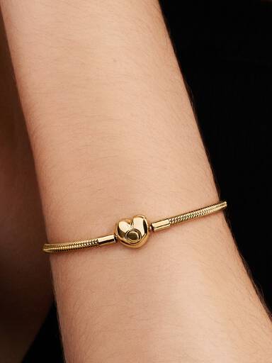 Brazalete Pandora Moments cadena de serpiente con broche de corazón