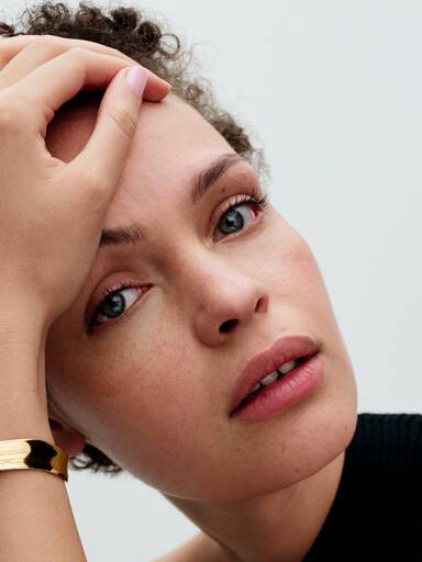 Brazalete rígido abierto ancho con forma orgánica