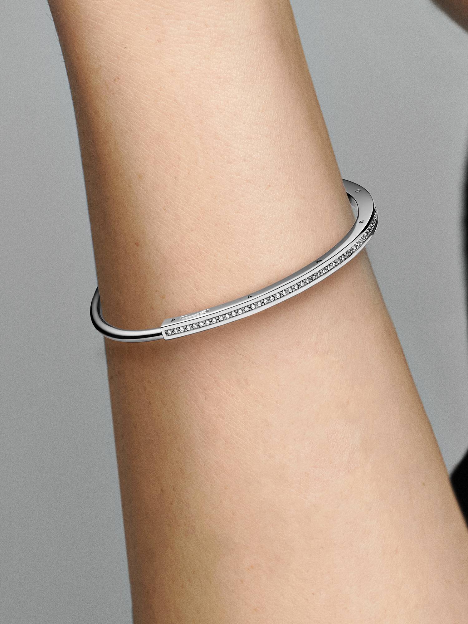 Brazalete rígido I-D Pandora Signature