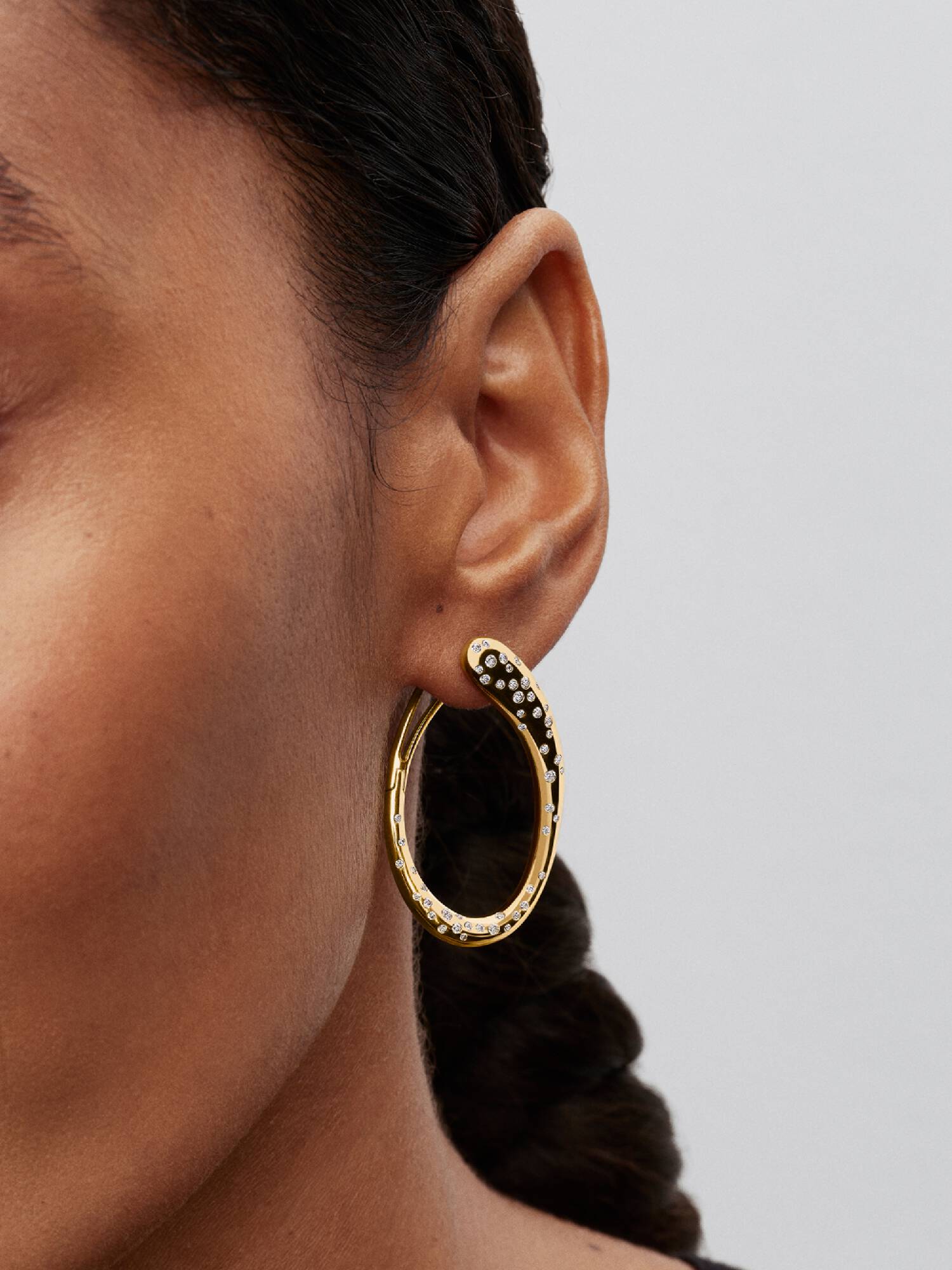 Aretes de aro abiertos de dos tonos con forma orgánica
