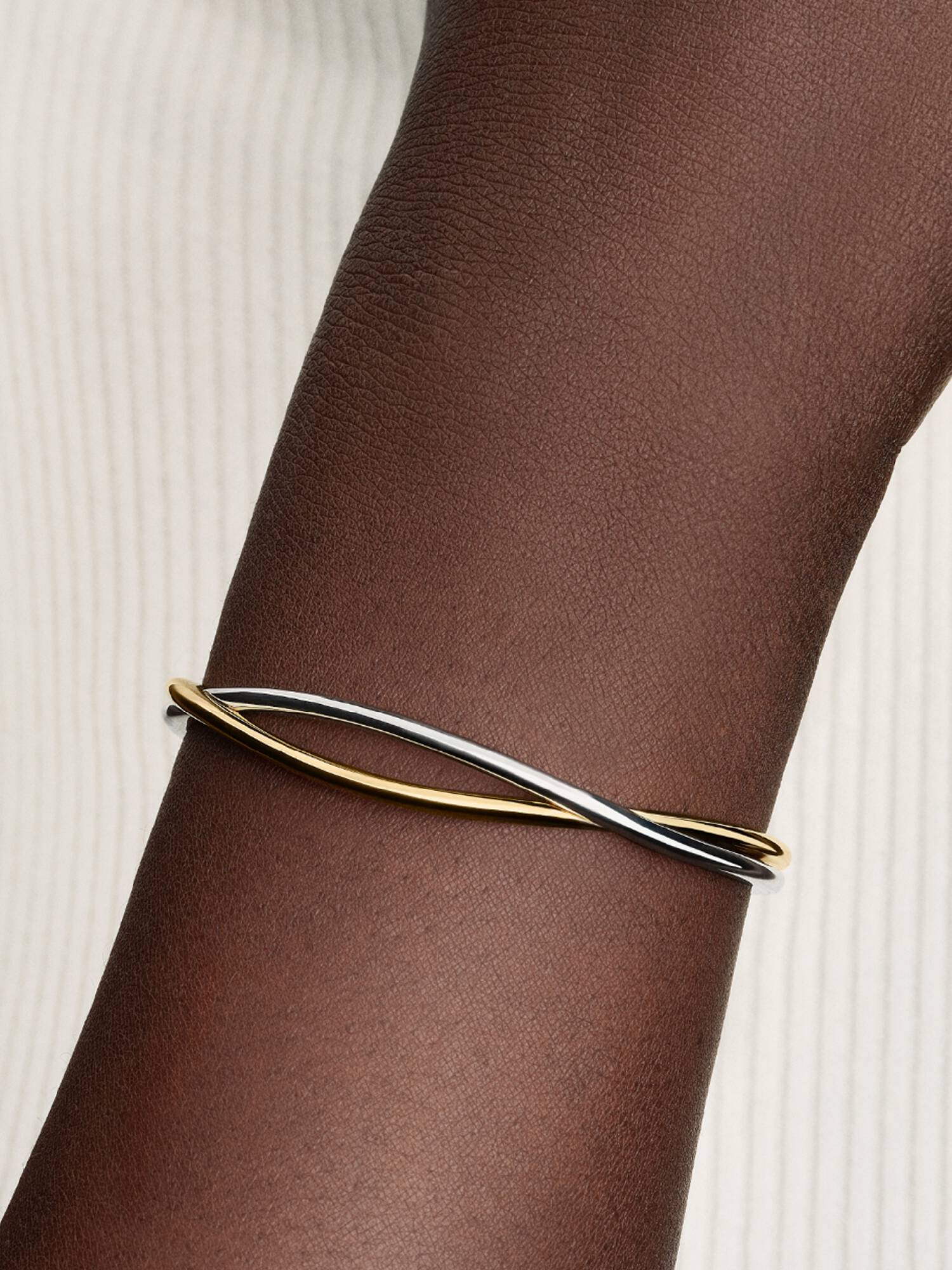 Brazalete rígido abierto entrelazado de dos tonos