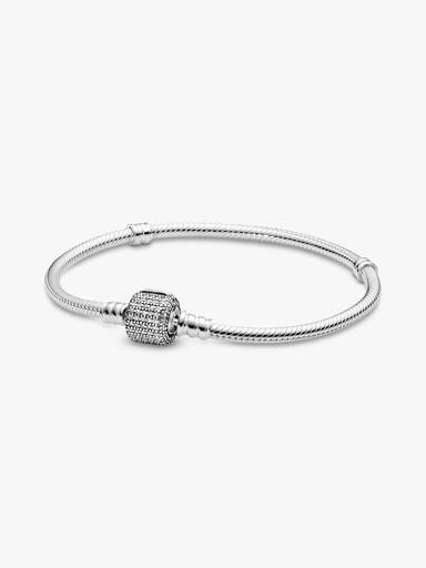 Brazalete Pandora Moments cadena de serpiente con broche de pavé centelleante