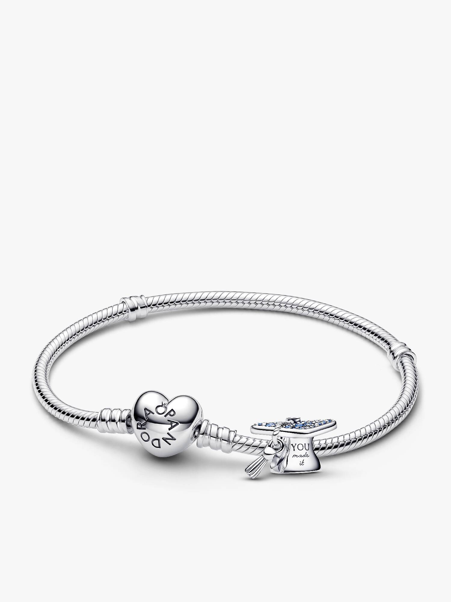 Set de brazaletes con charm para graduación