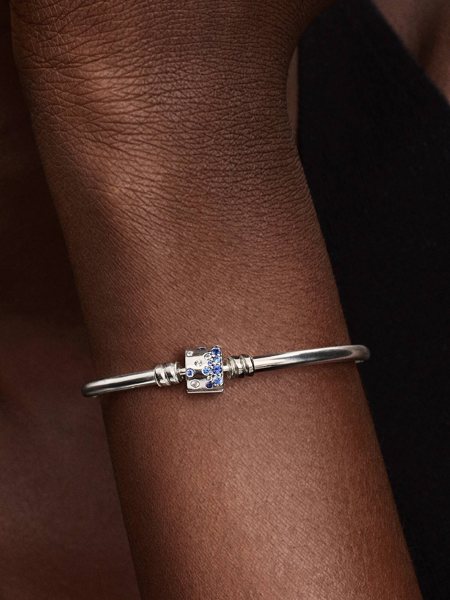 Brazalete Rígido con broche de barril brillante 