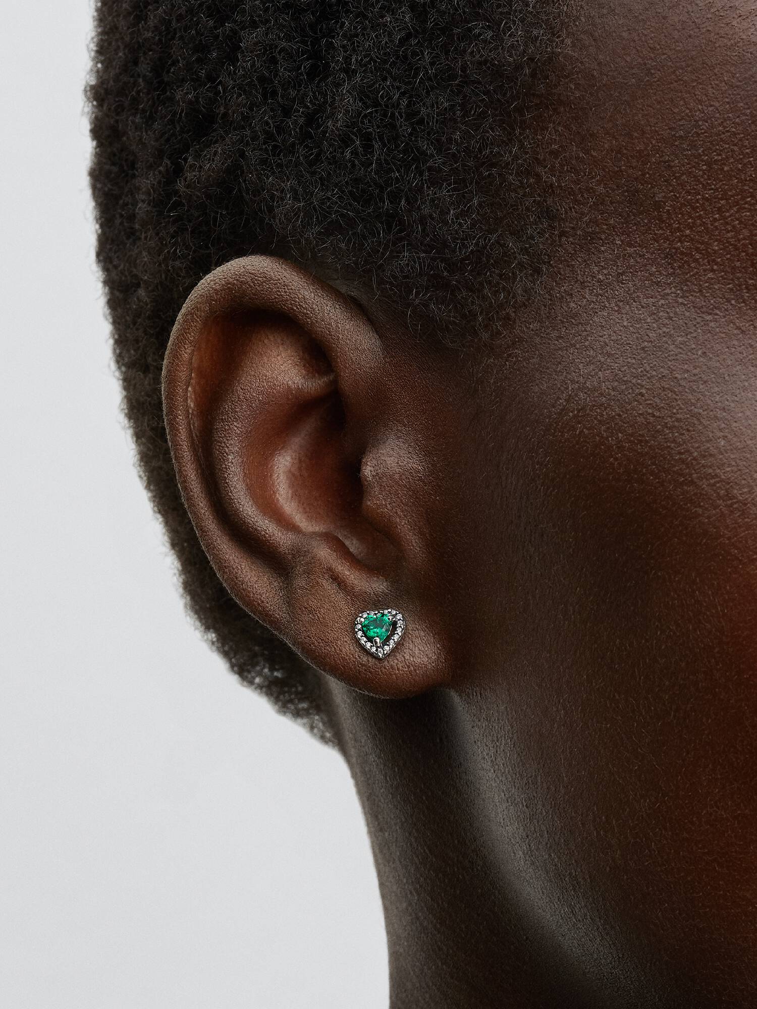 Aretes de botón Corazón verde elevado