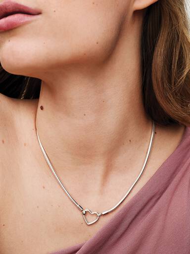 Collar Cadena de Serpiente con Cierre de Corazón