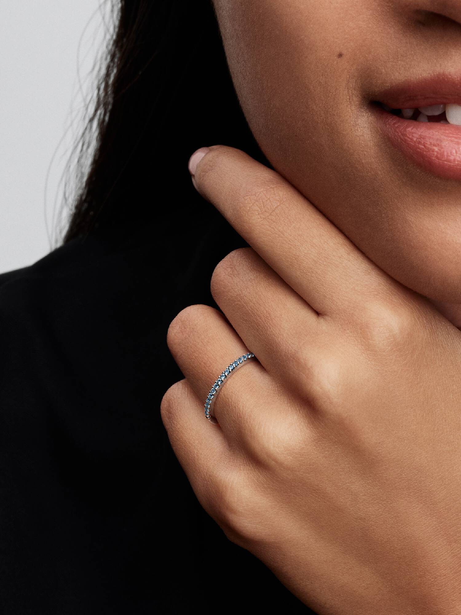 Anillo Eternidad Media Banda Aguamarina Resplandeciente