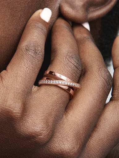 Anillo de banda triple cruzado con pavé
