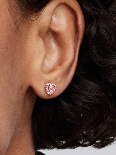 Aretes tipo stud de corazón elevado en color rosa