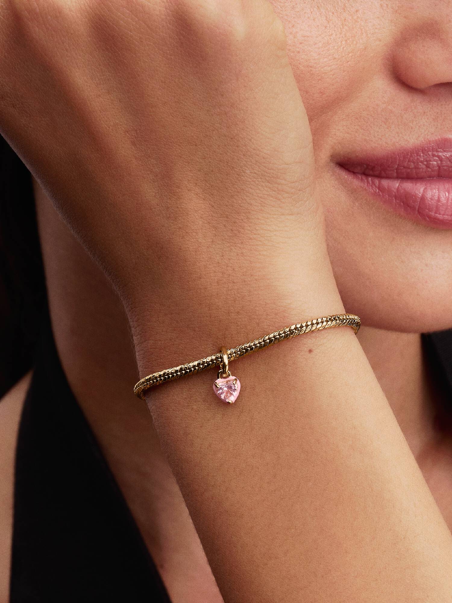 Mini charm colgante corazon con chakra rosa