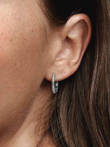 Aretes de aro con charm pequeño de Pandora Moments