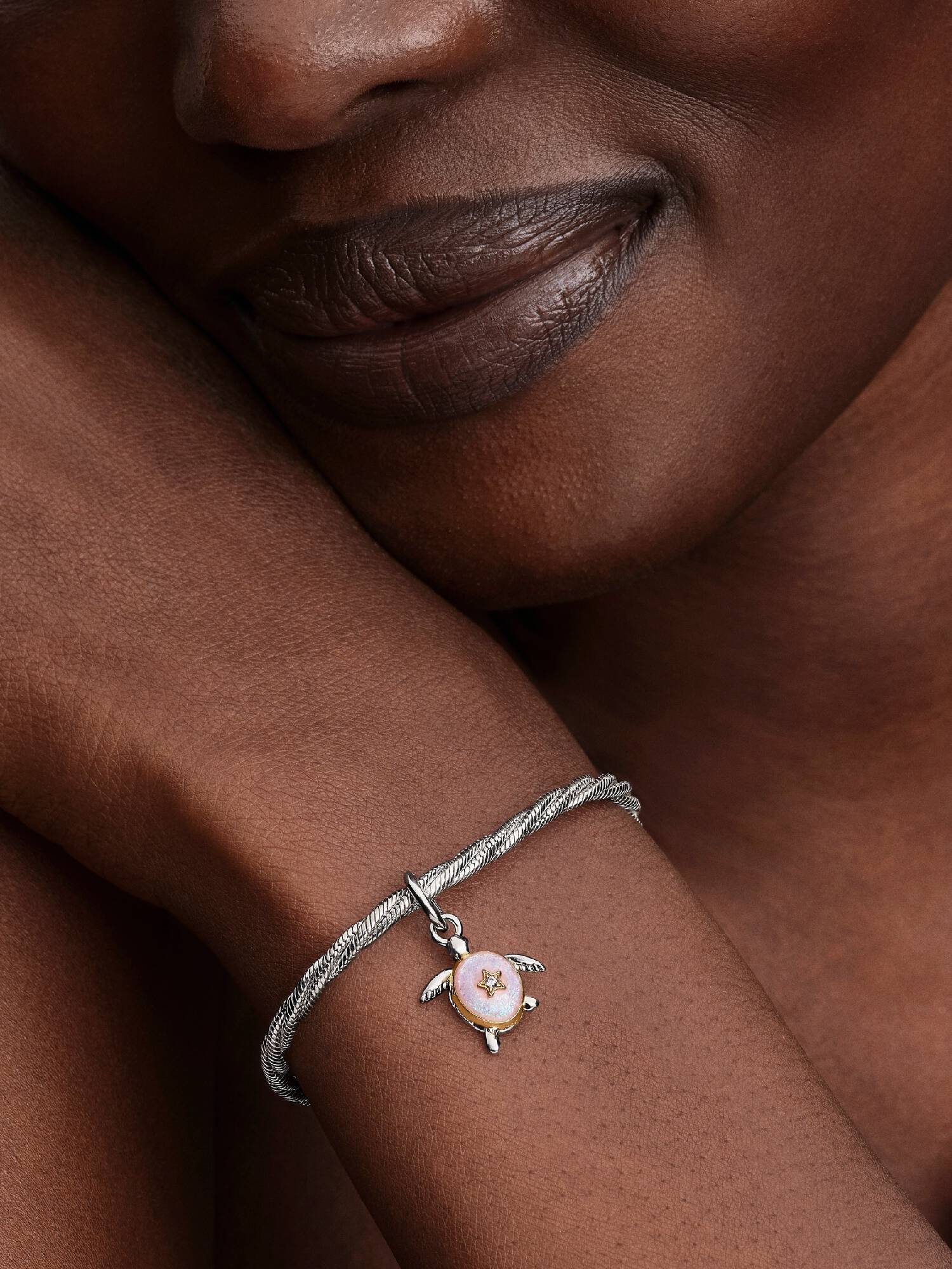 Charm colgante de tortuga marina rosa con diamante cultivado