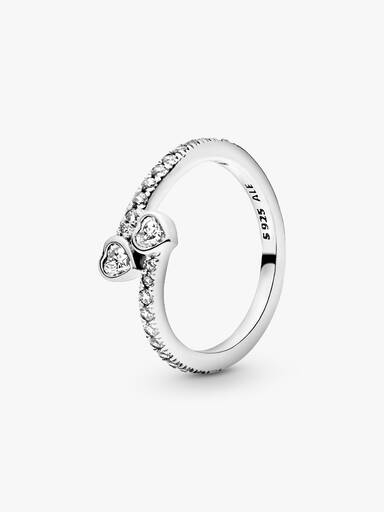 Anillo de dos corazones brillantes