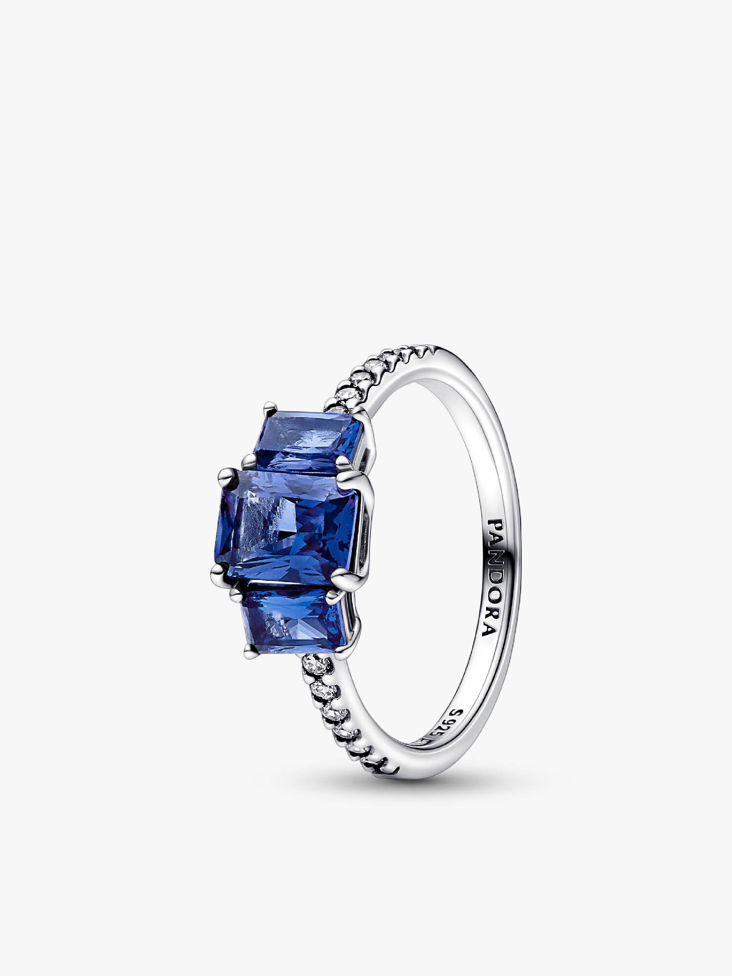 Anillo reluciente con tres piedras rectangulares azules