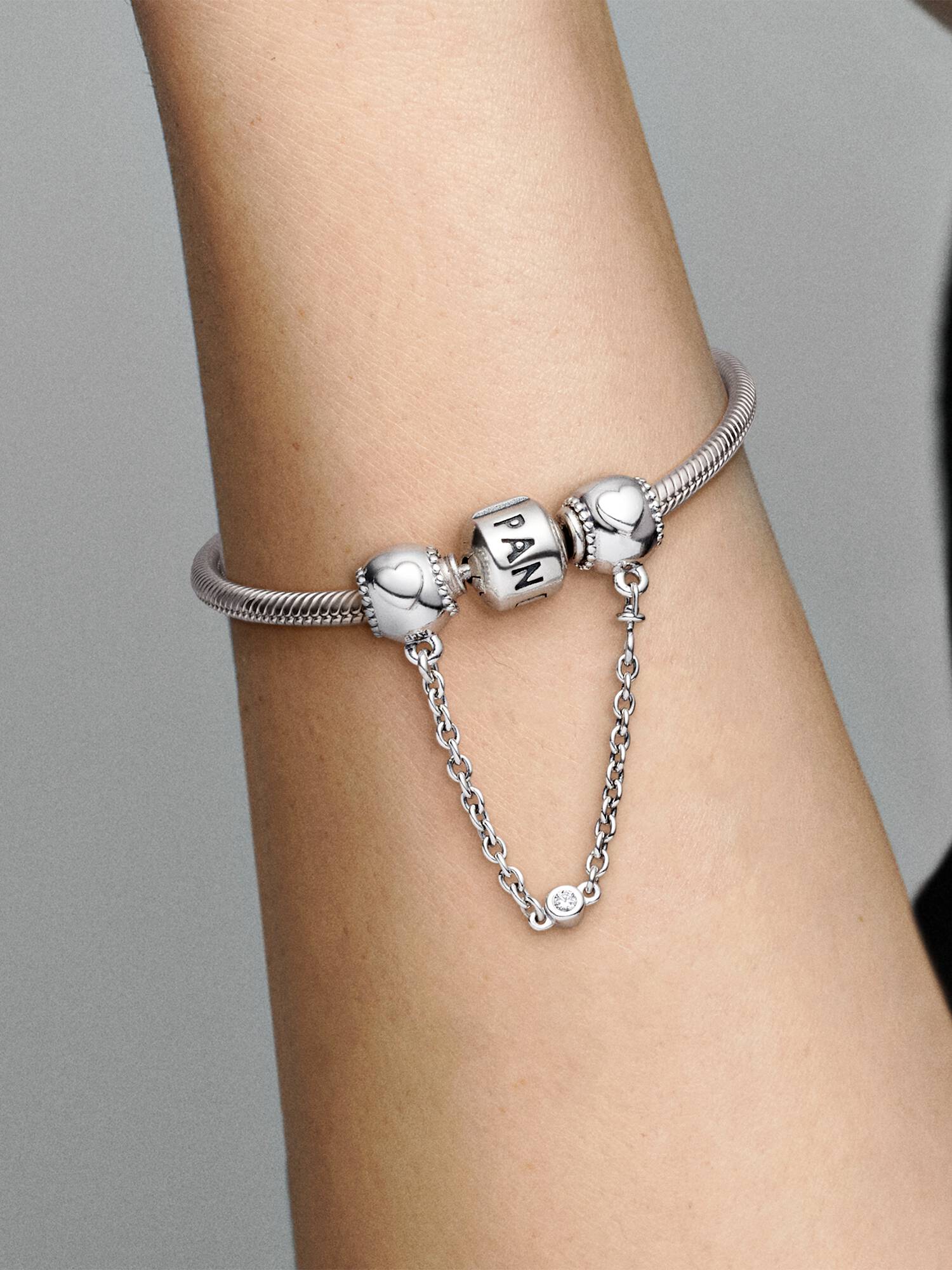 Cadena de seguridad Charm Corazones en relieve